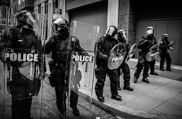 人民警察抗议盾牌
