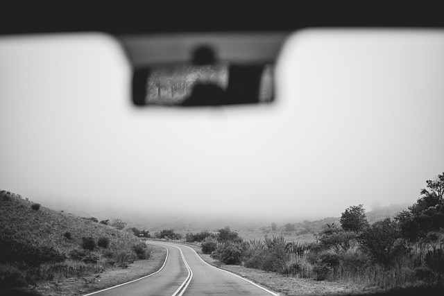 公路旅行车挡风玻璃绊倒