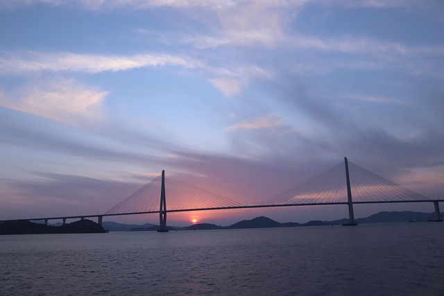 沿海城市日落游船之旅