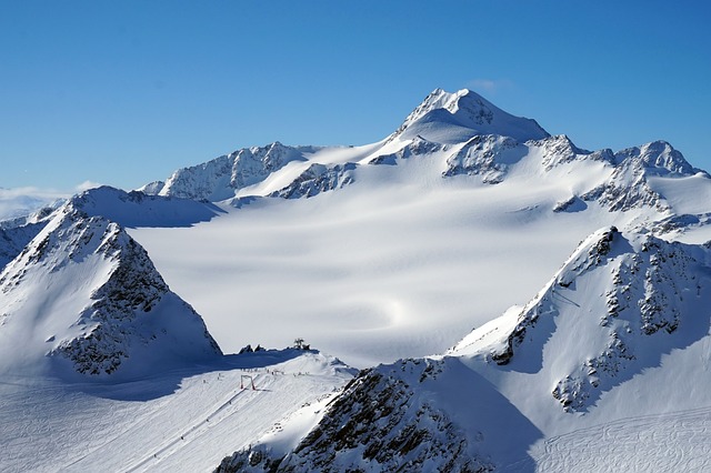 雪山山峰冬季