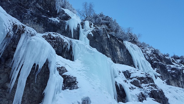 瀑布冰冻冰淇淋雪
