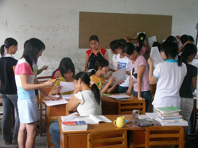 课堂讨论女孩学习孩子