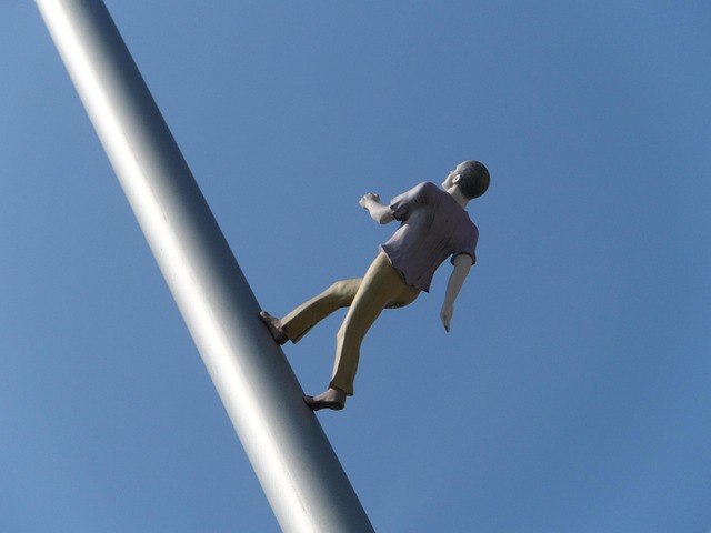 一名男子走向天空攀登者