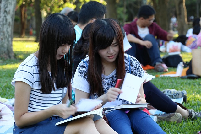读书俱乐部女孩研究学习公园