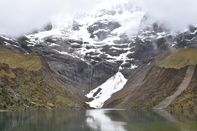 湖沼泽冰冷水冬季