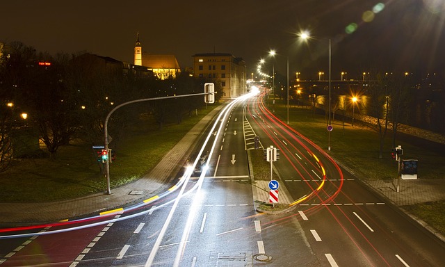 夜间拍摄灯带道路