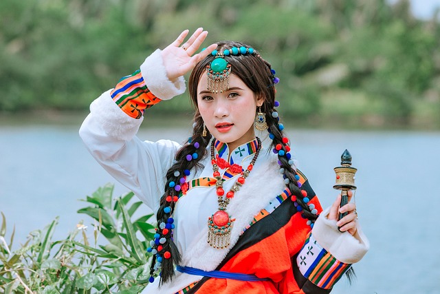 蒙古族女孩传统服饰