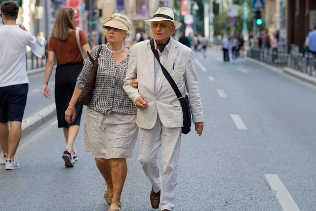 老年夫妇步行城市街道