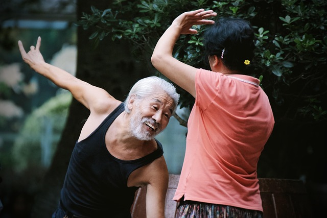 中国老人跳舞情侣
