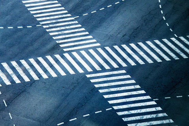 穿越沥青道路的路径