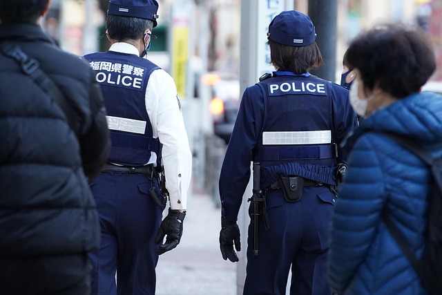 警察街人行道步行