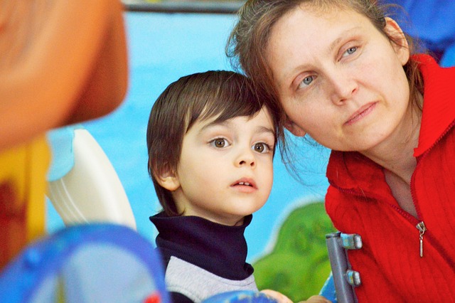 孩子女人父母男孩情绪