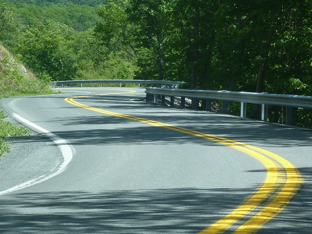 道路蜿蜒曲折