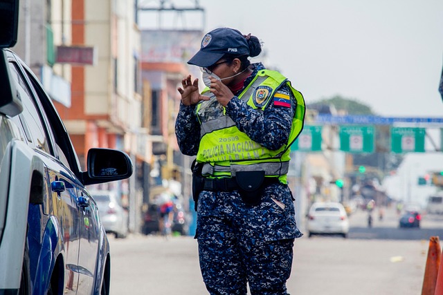 女警察口罩新冠肺炎大流行