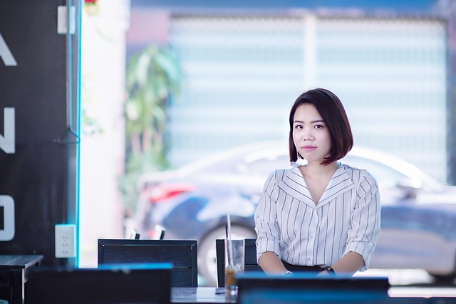 办公室商务电脑女