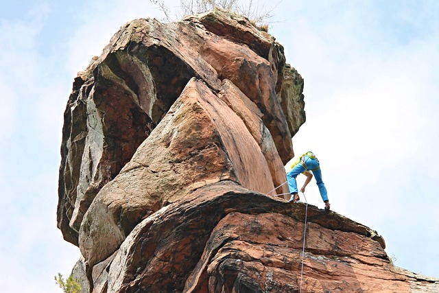 攀岩者登山绳降