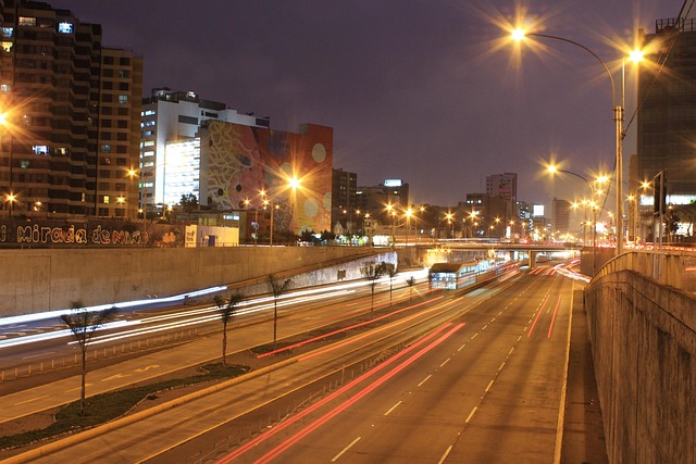 夜间轨道黄昏城市汽车灯