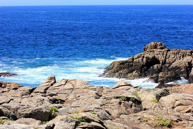 海边岩石蓝天海沫