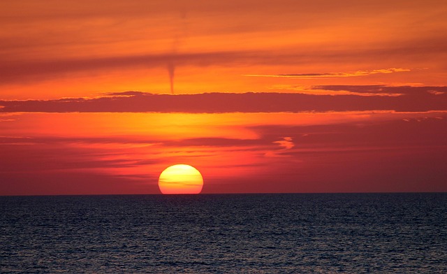 夕阳傍晚太阳海北海