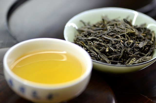 黄茶杯茶