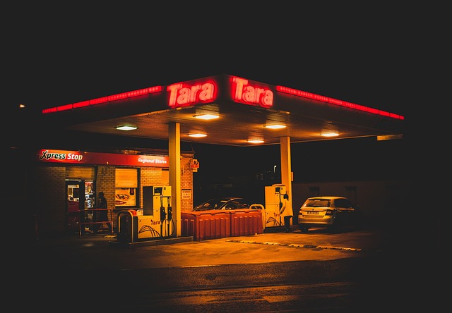 加油站燃料库之夜