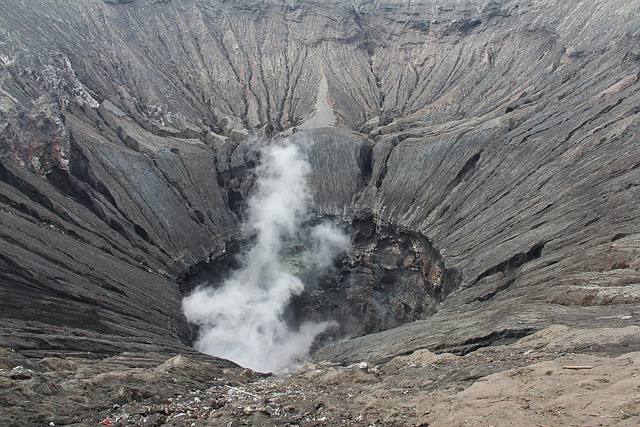 冒烟的火山口活火山