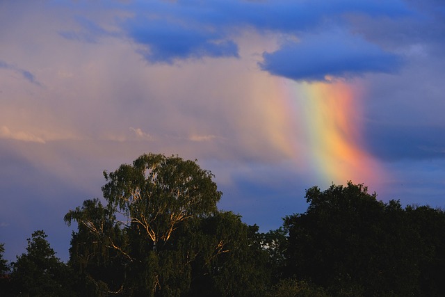 天空中的云彩色彩斑斓