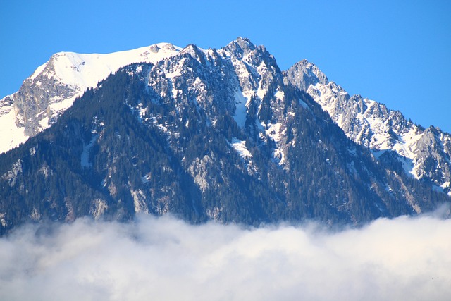 山顶云雾雪盖