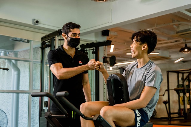 健身俱乐部哑铃健身