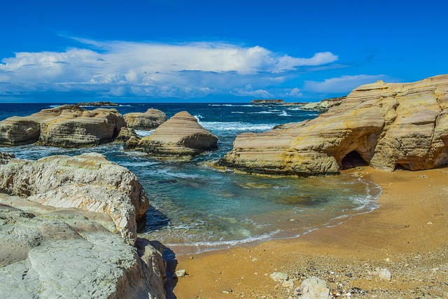 海滩沙岩石海岸岩