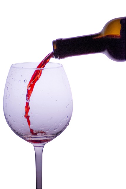 倒红酒杯