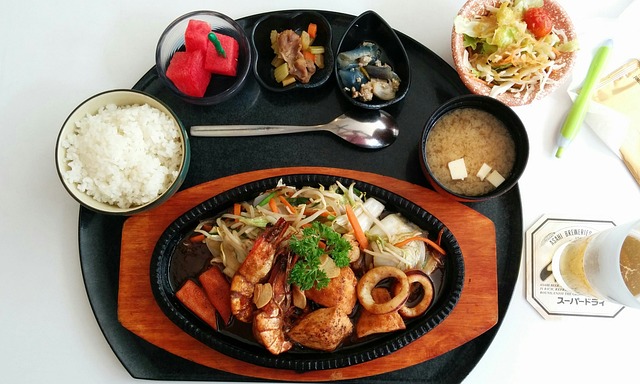 寿司午餐桌上的食物