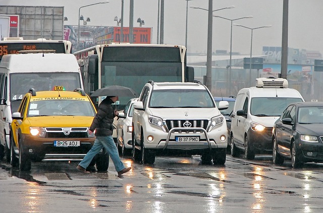 汽车天气下雨，路人淋湿