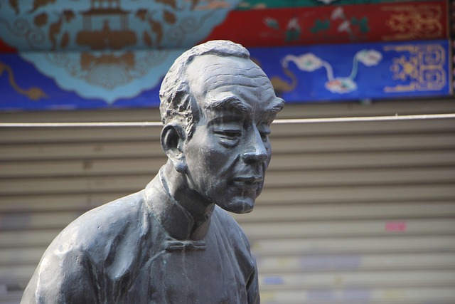 老人雕塑