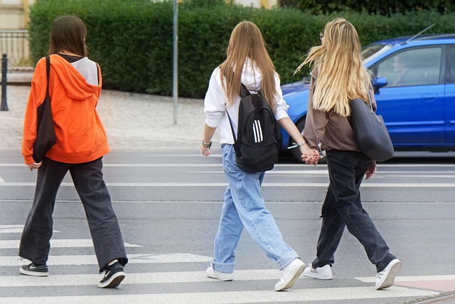 女孩通过街道的人青少年