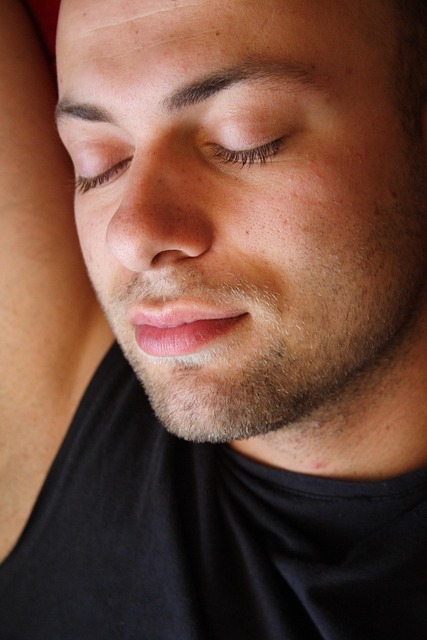 男性睡眠模特青年肖像