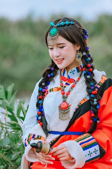 蒙古族女孩传统服饰