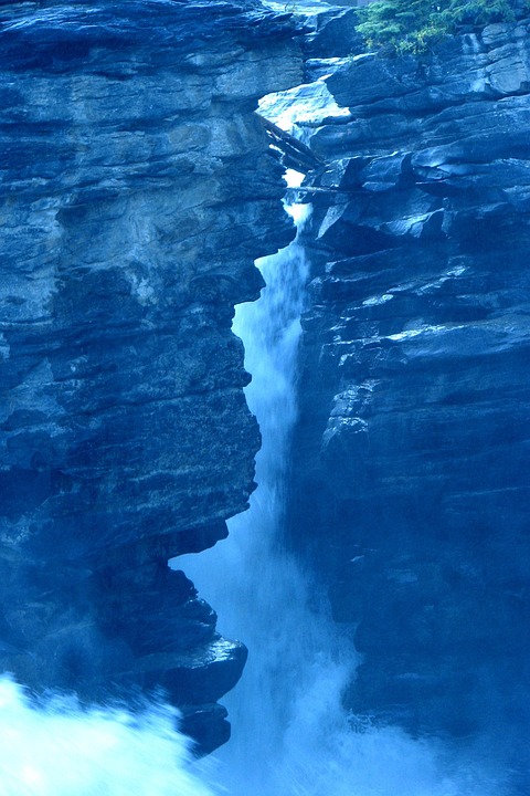 瀑布水峡峭壁