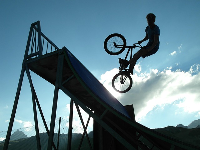 bmx影子自行车跳跃自由泳