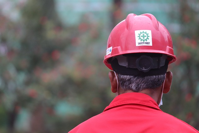 男子建筑工人红帽子
