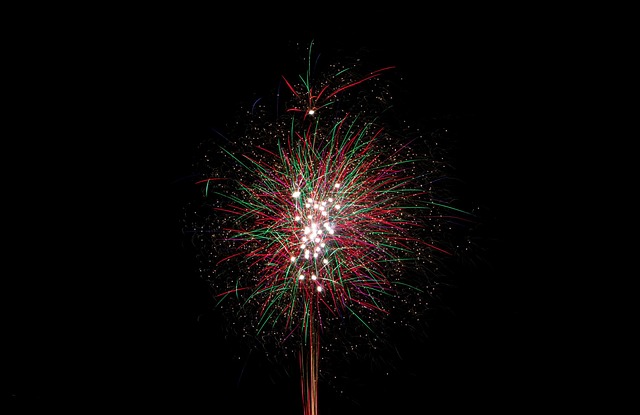烟花引发夜间爆炸