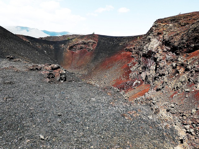 天然火山口砂砾熔岩