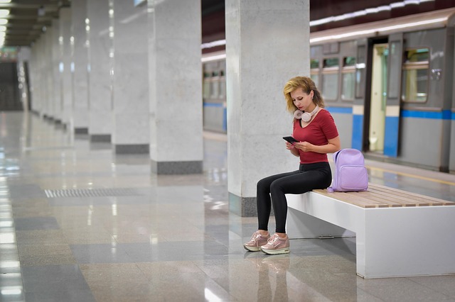 女人地铁年轻女人