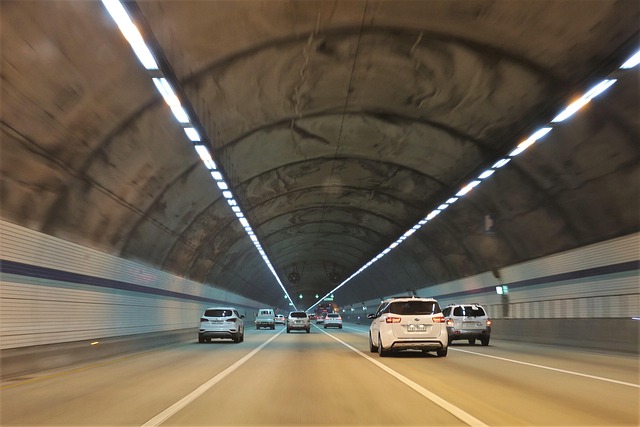 隧道公路行车