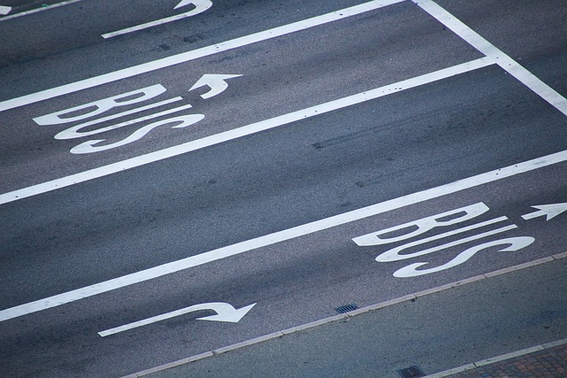 公共汽车沥青路道路灰色