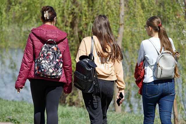 女生步行学生公园