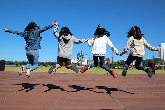 奔跑跳跃女孩孩子欢呼天空